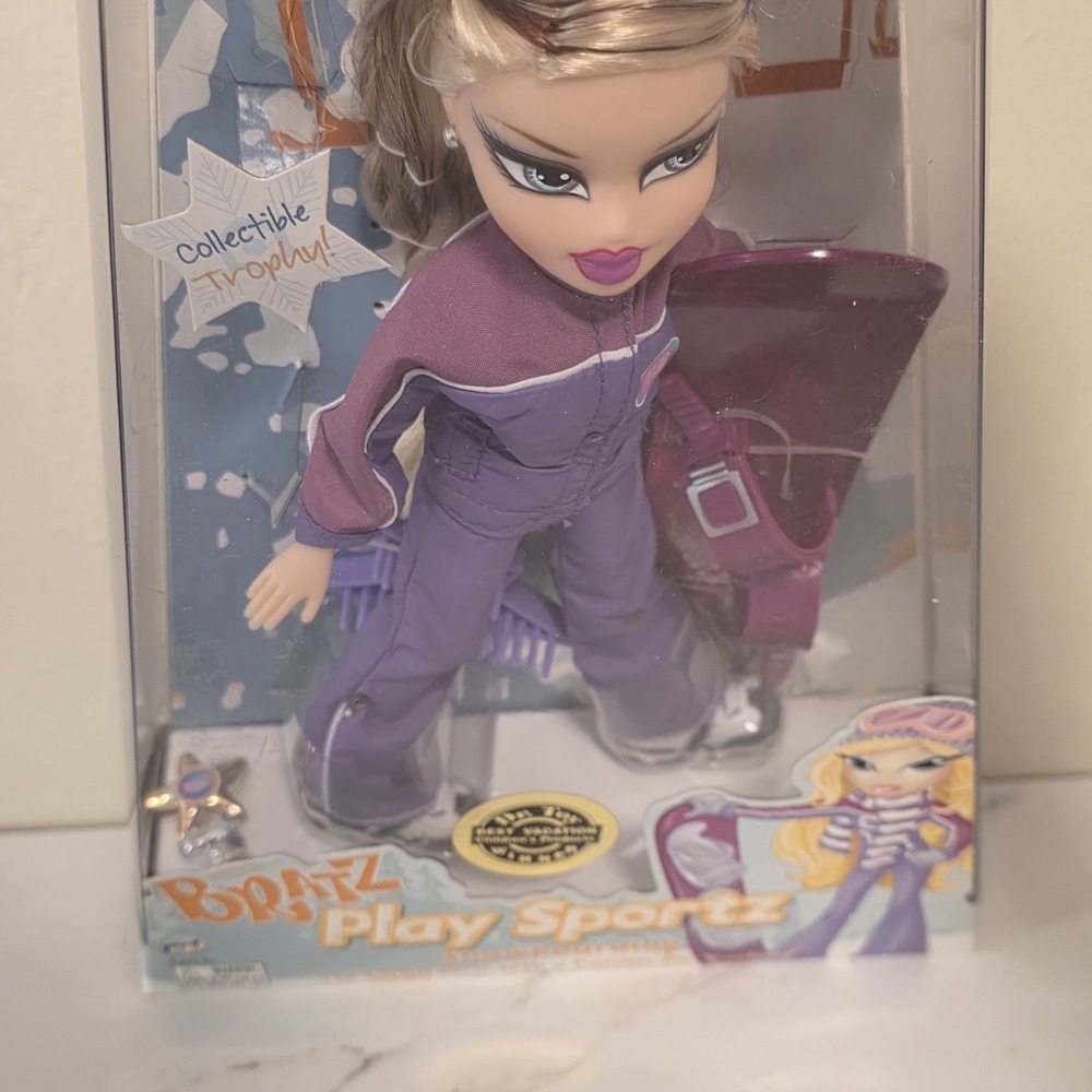 Bratz Play Sportz Snowboarding Lilee Doll NIB Purple Snowsuit Snowboard Trophy - Picture 6 of 6